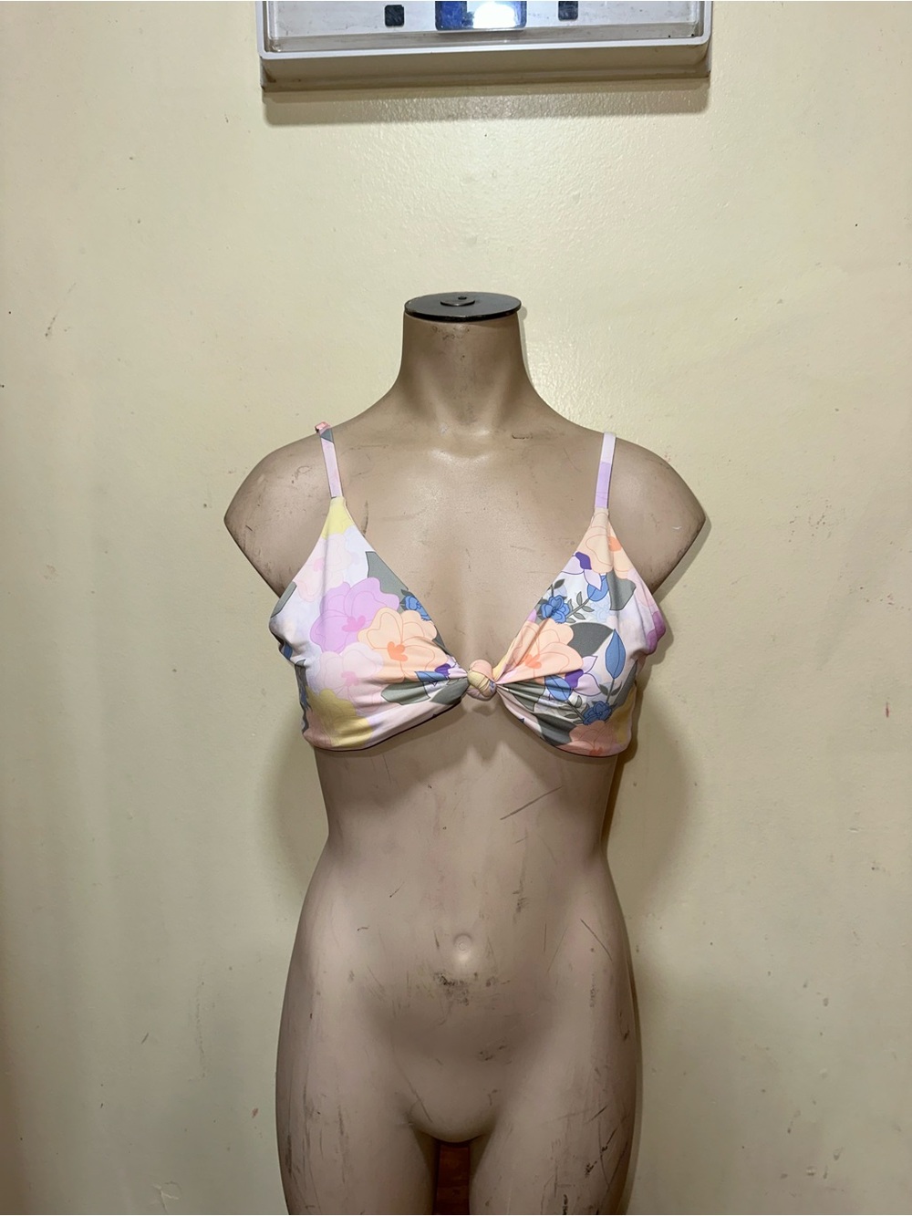 Woman’s dippin daisys floral bikini top swim bathing suit knot front